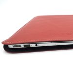 husa laptop macbook 13 piele rosie vertical2